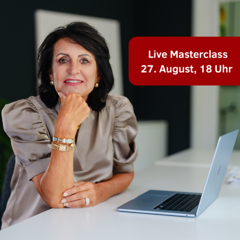 Barbara Rottwinkel-Kröber, Karrierecoach für Frauen 40+, sitzt am Schreibtisch mit Laptop – Live Masterclass zur beruflichen Neuorientierung, 27. August, 18 Uhr